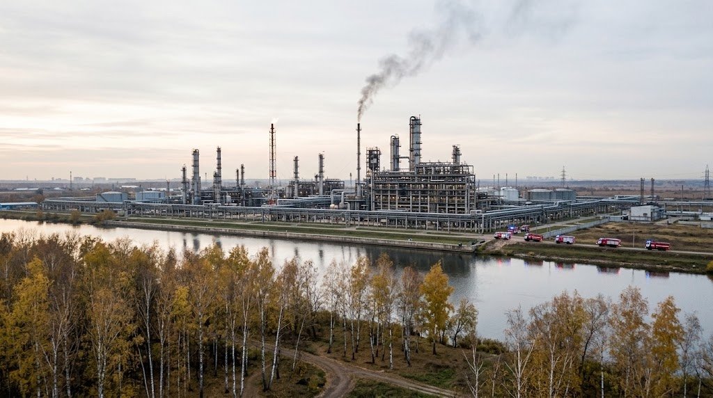 Record drone raid hits Moscow refinery belt as Russia votes on final day of Duma election