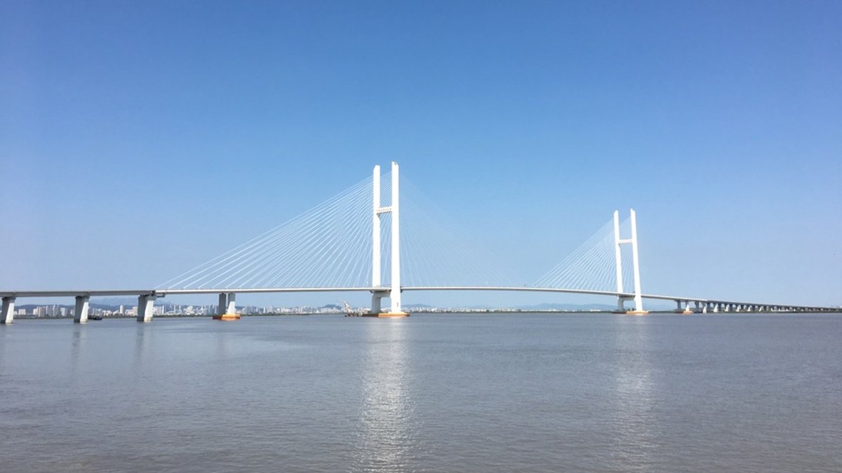 Kim Jong Un enters China over newly opened Yalu bridge to Dandong
