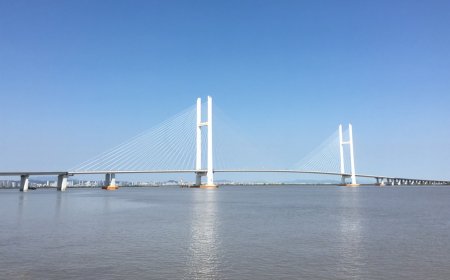 Kim Jong Un enters China over newly opened Yalu bridge to Dandong