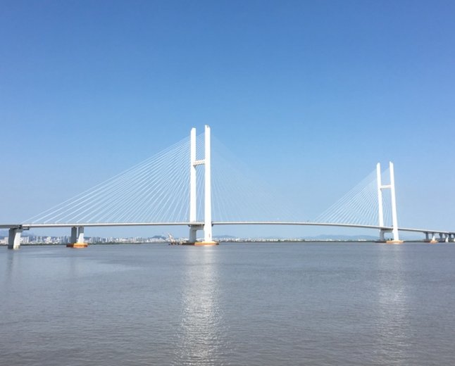 Kim Jong Un enters China over newly opened Yalu bridge to Dandong